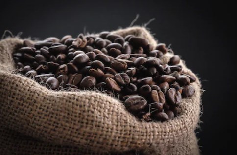 混合咖啡的生产规模、投入产出效益和持续改进方法在不同发展阶段的优化策略是什么？