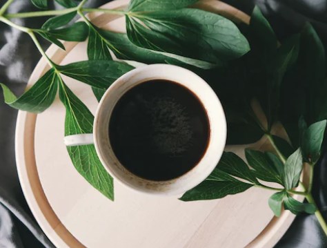 如何根据不同的季节和市场需求调整白咖啡的口味和配方？