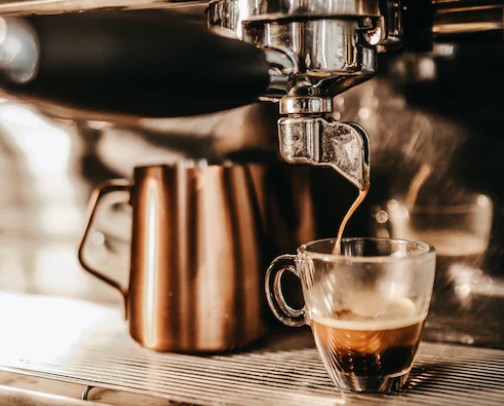 如何对白咖啡进行创新和改良，提高竞争力？